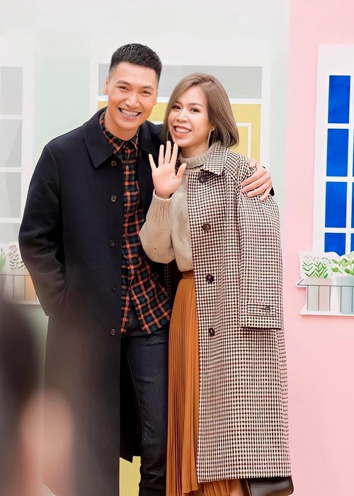 Thường xuyên đóng cảnh thân mật với bạn diễn nữ, Mạnh Trường có tuyệt chiêu để vợ không ghen. Đó là anh đều báo trước vợ tất cả phim có cảnh nóng hay hôn. “Nó phần nào xoa dịu tâm lý và thể hiện sự tôn trọng và coi trọng ý kiến của cô ấy. Khi người phụ nữ thấy mình như vậy cho dù sâu thẳm bên trong có chút gợn sẽ cảm thấy được trân trọng”, Mạnh Trường chia sẻ.