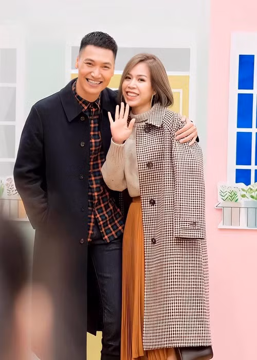 Thường xuyên đóng cảnh thân mật với bạn diễn nữ, Mạnh Trường có tuyệt chiêu để vợ không ghen. Đó là anh đều báo trước vợ tất cả phim có cảnh nóng hay hôn. “Nó phần nào xoa dịu tâm lý và thể hiện sự tôn trọng và coi trọng ý kiến của cô ấy. Khi người phụ nữ thấy mình như vậy cho dù sâu thẳm bên trong có chút gợn sẽ cảm thấy được trân trọng”, Mạnh Trường chia sẻ.