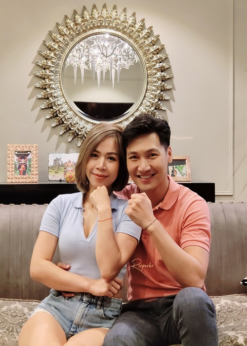 Không ít lần khán giả thấy Mạnh Trường công khai khen ngợi vợ, bảo vệ vợ khỏi anti-fan hay dành tặng cho vợ những món quà giá trị.