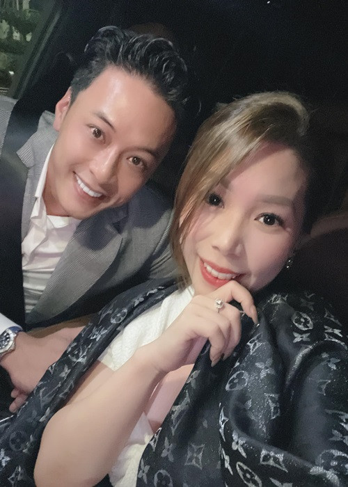 Hồng Đăng chia sẻ, anh thường đột xuất lãng mạn với vợ để vợ vui. “Có khi chẳng là ngày gì, tôi vẫn muốn hai vợ chồng cùng đi spa, mua trang sức, mua túi xách”, nam diễn viên tâm sự trong cuộc phỏng vấn với Dân Trí.