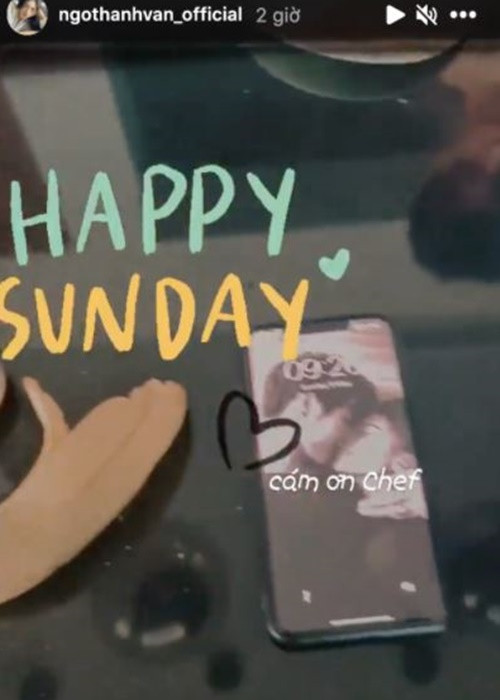 Ngô Thanh Vân đăng tải chiếc ốp điện thoại in hình hôn tình trẻ.