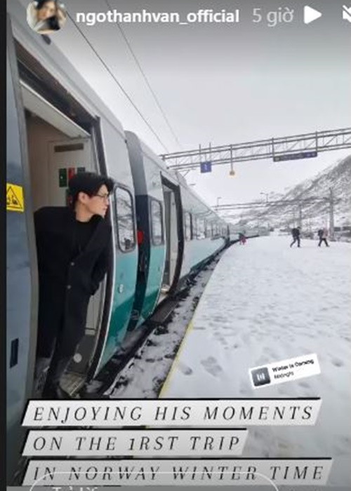 Nàng đả nữ còn đăng tải hình ảnh bạn trai kém 11 tuổi đang tận hưởng những giây phút trong chuyến đi đầu tiên ở Na Uy vào mùa đông.