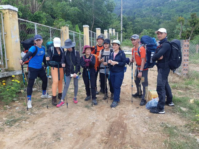 Ban tre tim cach khoi phuc du lich sau gian cach-Hinh-5