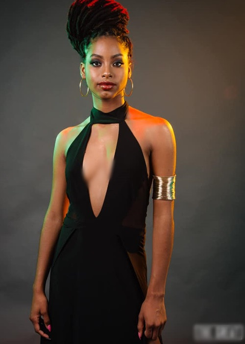 Tân Hoa hậu Trái đất năm nay 25 tuổi. Cô tốt nghiệp cử nhân Quản trị Kinh doanh tại Đại học Pace, New York (Mỹ).