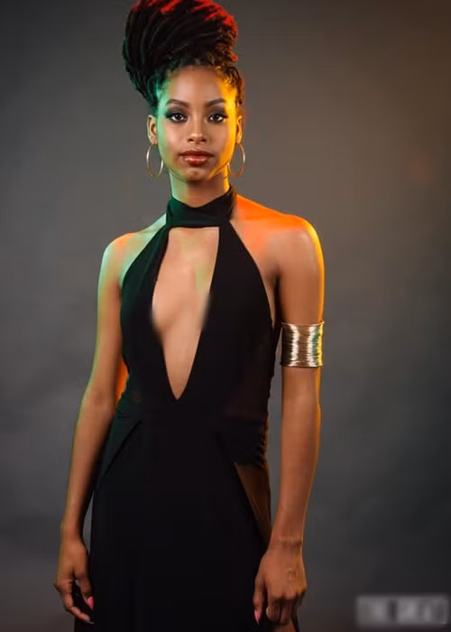 Tân Hoa hậu Trái đất năm nay 25 tuổi. Cô tốt nghiệp cử nhân Quản trị Kinh doanh tại Đại học Pace, New York (Mỹ).