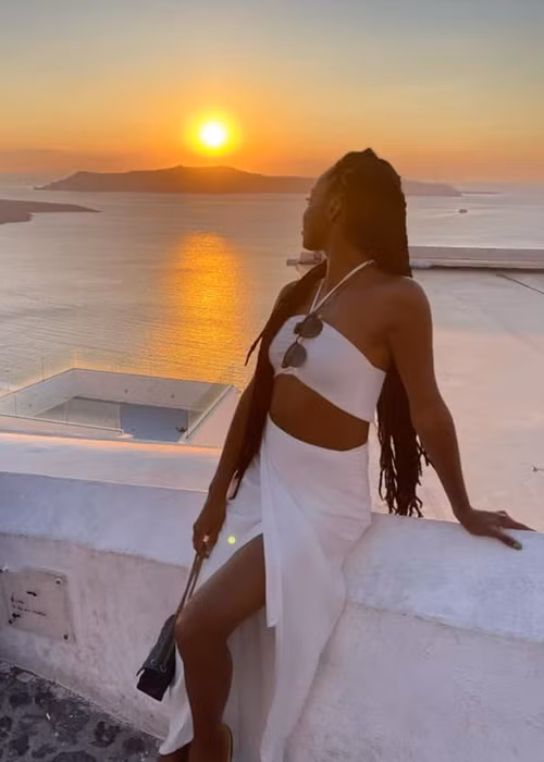 Thực tế, Destiny trở thành đại diện Belize tại Hoa hậu Trái đất 2021 thay cho Aarti Sooknandan - Hoa hậu Trái đất Belize 2021.