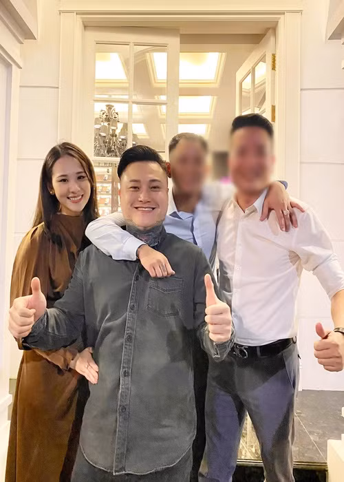 Vũ Duy Khánh từng cho biết Phương Anh phải đối mặt với nhiều áp lực khi ở bên một người từng ly hôn và có quá khứ ồn ào như anh. Tuy vậy, giọng ca “Vợ tuyệt vời nhất” tin rằng tình yêu giúp cả hai vượt qua mọi rào cản.