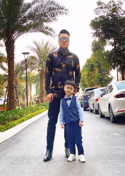 Vũ Duy Khánh thi thoảng đăng tải hình ảnh bên con trai hậu ly hôn.