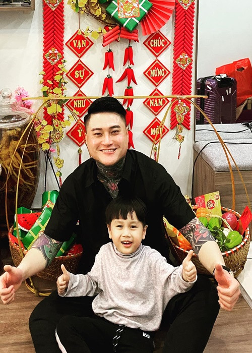 Vũ Duy Khánh từng qua một lần đò. Vợ cũ của nam ca sĩ là DJ Tiên Moon. Cả hai sống chung từ năm 2015 đến năm 2018. Trước khi ly hôn, Duy Khánh và Tiên Moon có một cậu con trai.