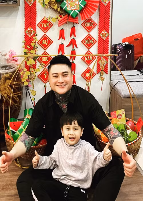 Vũ Duy Khánh từng qua một lần đò. Vợ cũ của nam ca sĩ là DJ Tiên Moon. Cả hai sống chung từ năm 2015 đến năm 2018. Trước khi ly hôn, Duy Khánh và Tiên Moon có một cậu con trai.