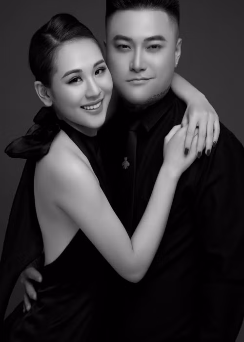 Hồi tháng 6/2021, Vũ Duy Khánh khoe có tình mới sau 3 năm ly hôn. Phương Anh sinh năm 1999, kém Vũ Duy Khánh 10 tuổi.