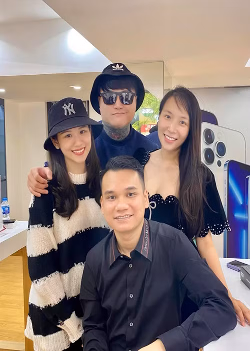 Vũ Duy Khánh sánh đôi cùng bạn gái kém 10 tuổi trong các buổi gặp gỡ bạn bè.