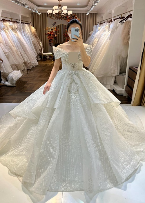 Mới đây, Vũ Duy Khánh úp mở chuyện đám cưới với bạn gái Phương Anh. Cụ thể, trên trang cá nhân, anh khoe ảnh người yêu mặc váy cưới. Đi kèm với đó, Vũ Duy Khánh viết: “Có đôi nào sắp cưới mà vẫn sốt xình xịch nghe ngóng tình hình dịch như đôi này không nhỉ”.