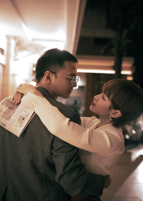 Tú Vi luôn có mặt ở hậu trường các dự án của Văn An để chăm sóc anh. Thời gian rảnh cặp đôi đi du lịch hâm nóng tình cảm vợ chồng. Ảnh: Tran Hoai An