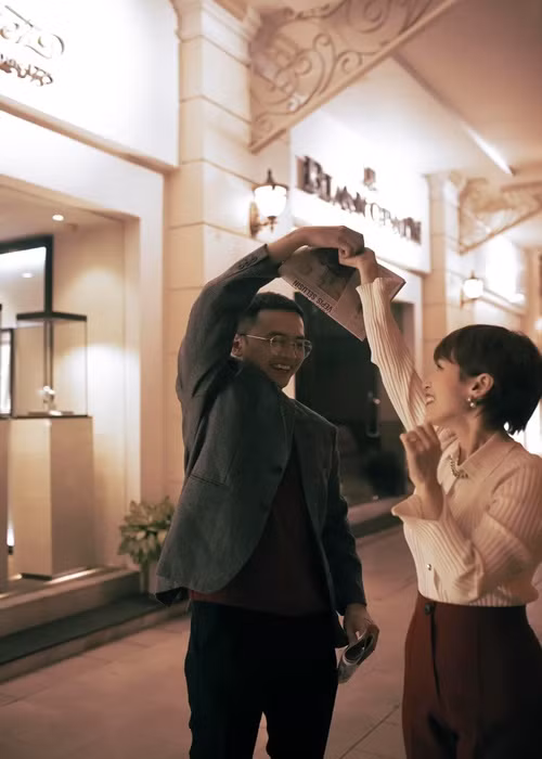 Nữ diễn viên còn bức xúc viết: “Lần đầu tiên tôi đọc bình luận mà tôi bó tay đó mọi người. Lúc tôi và Văn Anh công khai yêu nhau, thì nói tụi tôi giả bộ PR. Lúc yêu được 2 năm và sắp cưới, thì nói là hợp đồng thôi vì Văn Anh là gay. Cưới được 2 năm, có bầu luôn thì nghe bảo là do nhà Văn Anh giàu lắm, Văn Anh đại gia, nên tui cưới vì tiền. Xong giờ con 2 tuổi thì có tin tụi tui ly hôn mà không công khai. Ôi… nếu là mọi người. Mọi người làm sao đây”. Ảnh: Tran Hoai An