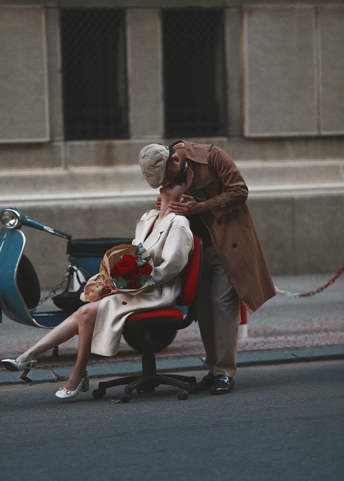 Tú Vi - Văn Anh trao nhau nụ hôn trên đường phố. Ảnh: Tran Hoai An