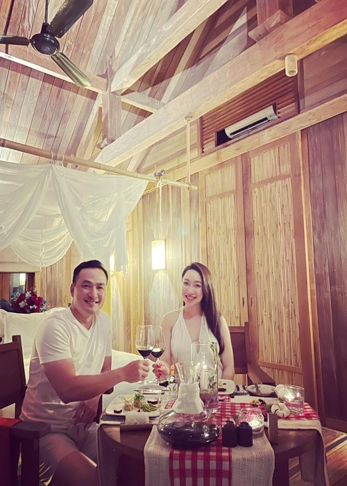 Vợ chồng Chi Bảo tận hưởng bữa tối lãng mạn trong chuyến đi.