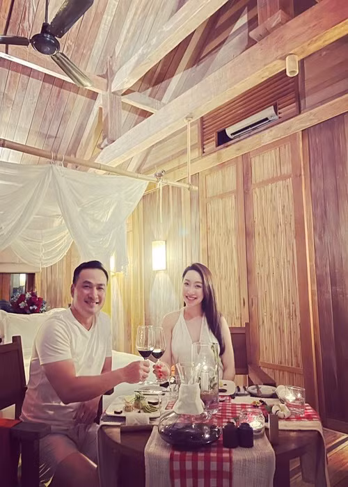 Vợ chồng Chi Bảo tận hưởng bữa tối lãng mạn trong chuyến đi.