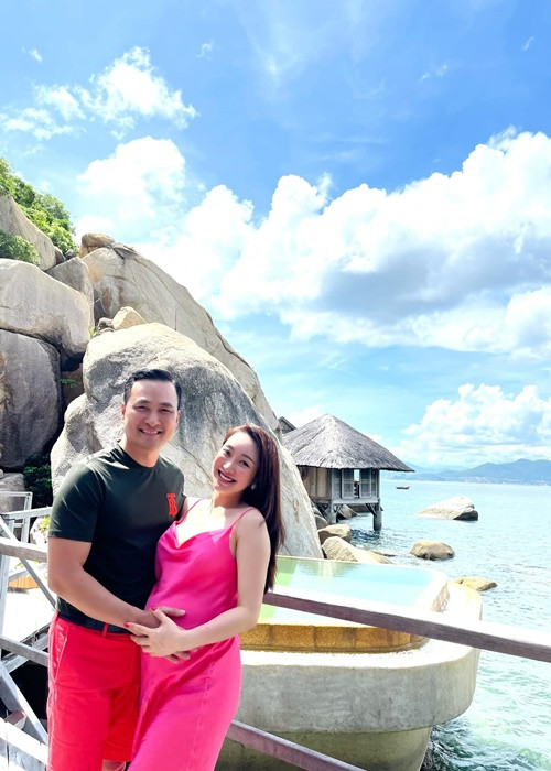 Chi Bảo vô cùng chiều chuộng bà xã kém 16 tuổi. Dịp 20/10 vừa qua, nam diễn viên đưa vợ đi nghỉ dưỡng.