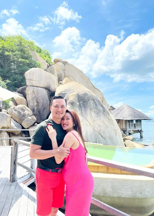 “Cám ơn ông xã dù ra Nha Trang bận rộn tỷ việc, vẫn tranh thủ chiều vợ bầu béo ú, đưa đi chơi 20/10 ở 1 nơi vô cùng lãng mạn”, Thùy Chang hạnh phúc chia sẻ.