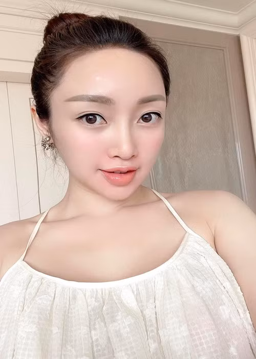 Bà xã của Chi Bảo làm việc trong lĩnh vực làm đẹp nên luôn chú trọng đến vẻ ngoài.