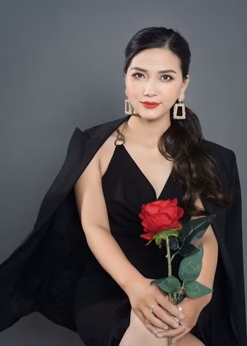 Ngọc Dung từng học lớp diễn viên truyền hình của Đài truyền hình Việt Nam, làm diễn viên tại Nhà hát Tuổi trẻ. Ngoài đóng phim, diễn kịch, cô còn làm MC, biên tập viên.