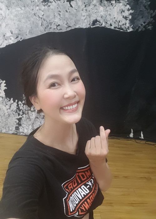 Khi đi tập kịch hay bên chồng con, Ngọc Dung ăn mặc giản dị.