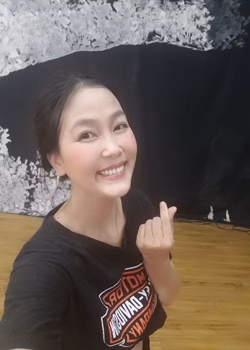 Khi đi tập kịch hay bên chồng con, Ngọc Dung ăn mặc giản dị.