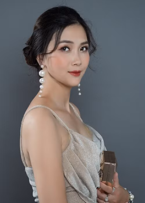 Nữ diễn viên phim “Thương ngày nắng về” sở hữu nhan sắc xinh đẹp.