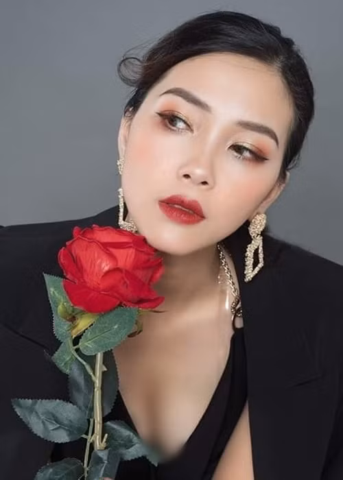 Ngọc Dung tâm sự, cô vào nghề diễn đến nay là tròn 15 năm. Với phim truyền hình cô từng vài lần đảm nhận những vai diễn dài hơi, thế nhưng cô nhiều lần dừng lại, vì những lý do như đỗ đại học, lấy chồng, sinh con. Mỗi lần quay lại nghề Ngọc Dung lại bắt đầu với những vai quần chúng không thoại rồi dần dà thành quần chúng có thoại, rồi lên tới vai phụ được một vài phân đoạn. Vì vậy, giờ đây với vai bà Nga hồi trẻ, Ngọc Dung coi đó là cả một sự cố gắng nỗ lực không ngừng nghỉ và cả may mắn.