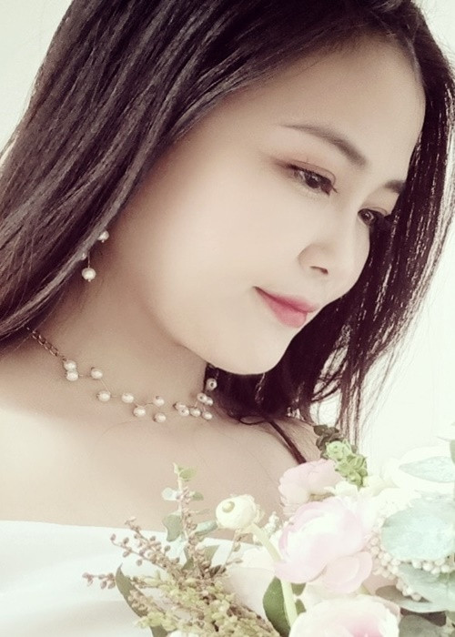 Trên trang cá nhân, Lương Ngọc Dung chia sẻ, cô tốt nghiệp ngành Sư phạm Mỹ thuật tại Trường Đại học Văn hóa - Nghệ thuật Quân đội, từng làm giáo viên mỹ thuật tại một trường THCS.