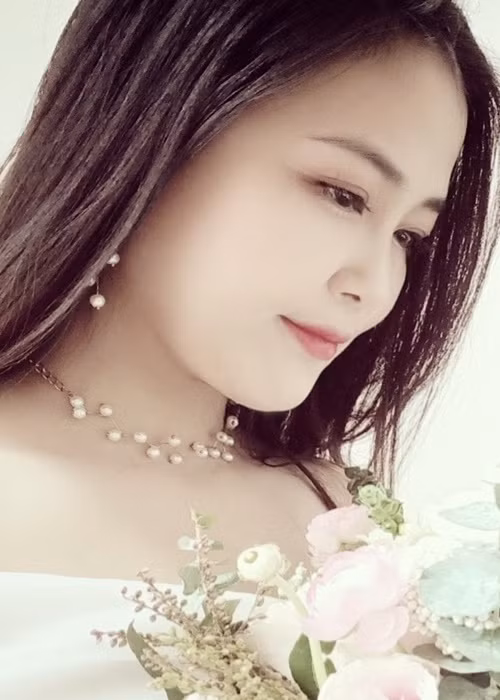 Trên trang cá nhân, Lương Ngọc Dung chia sẻ, cô tốt nghiệp ngành Sư phạm Mỹ thuật tại Trường Đại học Văn hóa - Nghệ thuật Quân đội, từng làm giáo viên mỹ thuật tại một trường THCS.