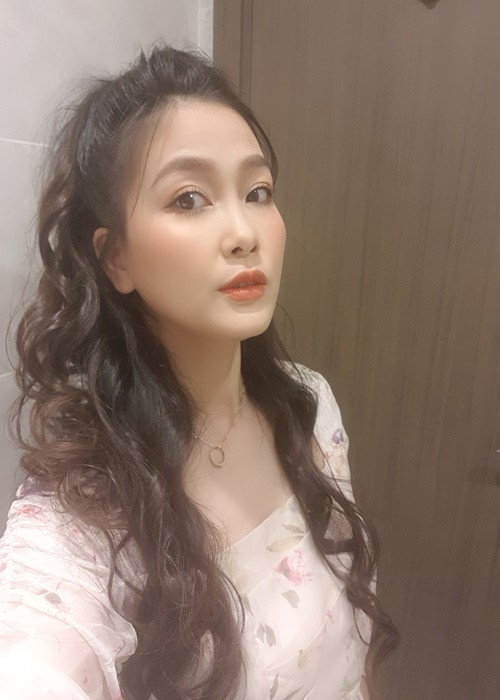 Cô theo đuổi phong cách thời trang dịu dàng, nữ tính.