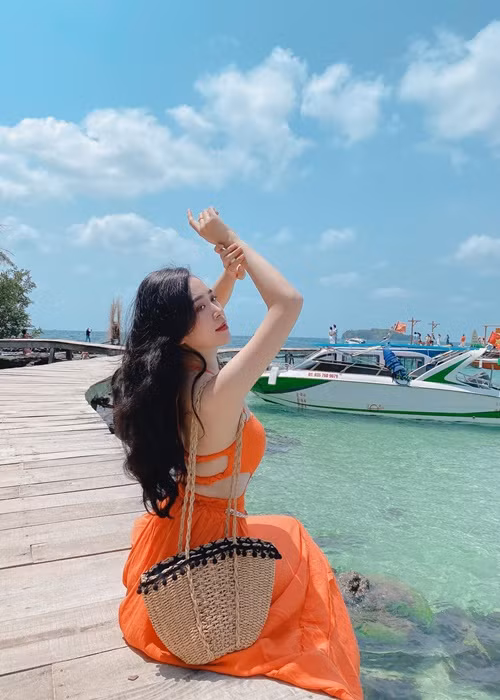 Kim Oanh gợi cảm ở đời thường, khác hẳn vẻ kín đáo trên màn ảnh. Ảnh: FB Kim Oanh