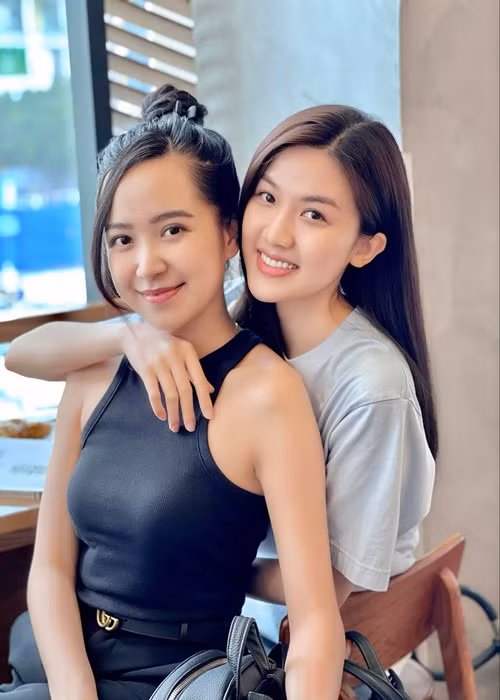 Ngoài Nhã Phương, Kim Oanh còn thân thiết với Lương Thanh. “Tôi thân với diễn viên Lương Thanh vì hai người sát cạnh nhà nhau. Những lúc gặp chuyện không vui hay cần người tâm sự thì hai chị em vẫn hay ới nhau đi cafe”, Kim Oanh chia sẻ. Ảnh: FB Kim Oanh