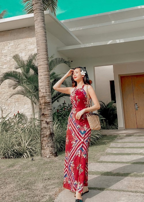 Nữ diễn viên phim “Thương ngày nắng về” chuộng trang phục quyến rũ khi đi du lịch. Ảnh: FB Kim Oanh