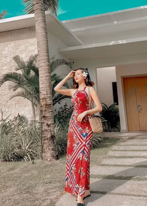 Nữ diễn viên phim “Thương ngày nắng về” chuộng trang phục quyến rũ khi đi du lịch. Ảnh: FB Kim Oanh