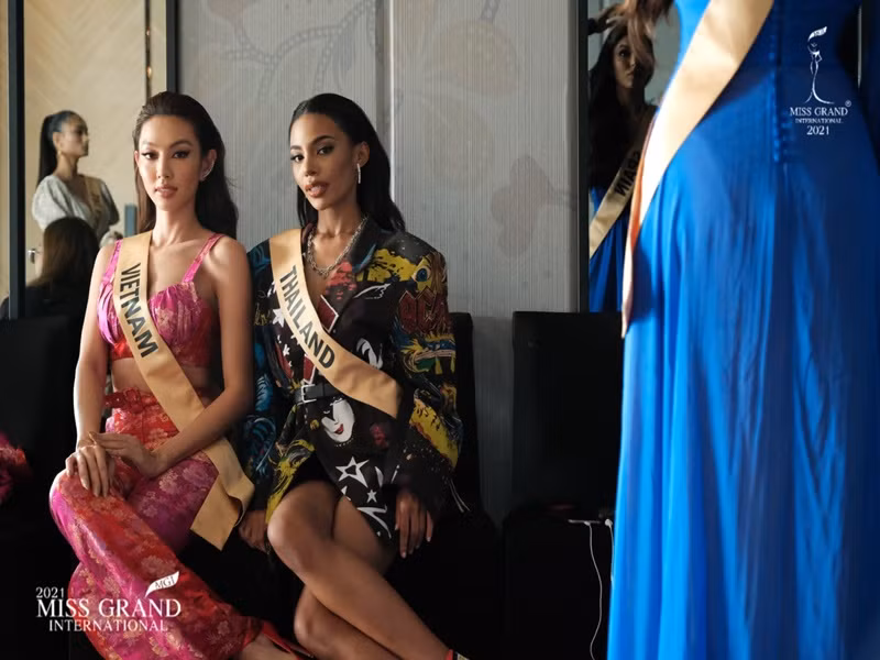 Cùng với Thùy Tiên, 11 đại diện nhận vui tin gồm Indonesia, Ecuador, Malaysia, Paraguay, Thái Lan, Tây Ban Nha, Brazil, Đức, Ấn Độ, Nhật Bản, Australia. Ảnh: Miss Grand International