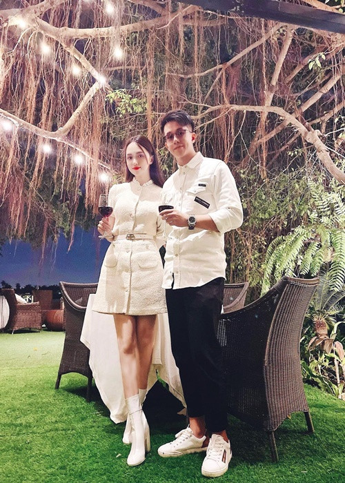 Matt Liu dường như rất được lòng các nhân viên của Hương Giang. Cách đây không lâu, Hương Giang đăng tải đoạn clip trả lời câu hỏi vui cùng các nhân viên. Đáng chú ý, trước câu hỏi: "Con July được đặt tên theo tháng sinh của ai?", nhân viên của Hương Giang trả lời: "Của anh rể tôi, Matt Liu". Ảnh: FB Hương Giang