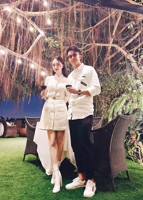 Matt Liu dường như rất được lòng các nhân viên của Hương Giang. Cách đây không lâu, Hương Giang đăng tải đoạn clip trả lời câu hỏi vui cùng các nhân viên. Đáng chú ý, trước câu hỏi: "Con July được đặt tên theo tháng sinh của ai?", nhân viên của Hương Giang trả lời: "Của anh rể tôi, Matt Liu". Ảnh: FB Hương Giang