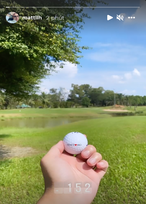 Matt Liu khoe quả bóng in chữ "Matt Hương Giang", để lại biểu tượng trái tim dưới bài đăng của bạn gái. Ảnh: FB Matt Liu