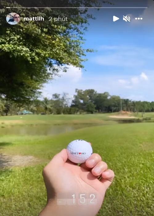 Matt Liu khoe quả bóng in chữ "Matt Hương Giang", để lại biểu tượng trái tim dưới bài đăng của bạn gái. Ảnh: FB Matt Liu