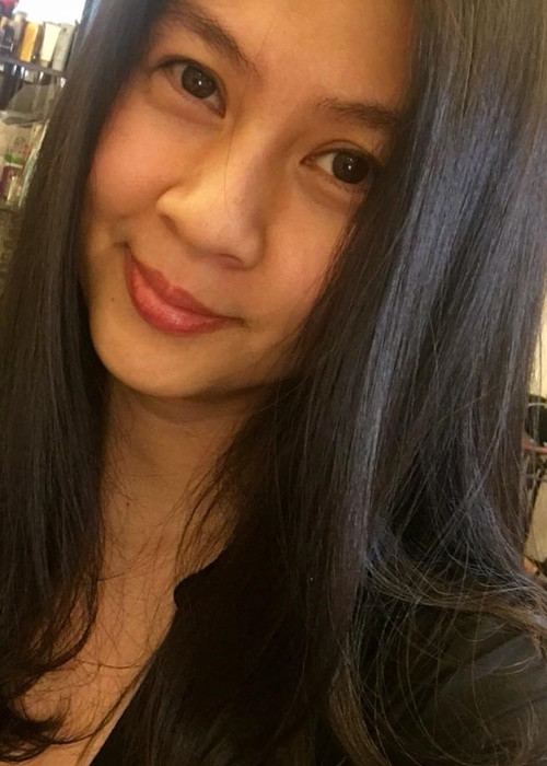 “Tôi suy sụp, òa khóc và tự hỏi tại sao cuộc đời thay đổi nhanh như thế. Từ một người chưa bao giờ ủi đồ, được gia đình chăm sóc như công chúa, tôi rơi vào cảnh quá khổ, bế tắc. Nhưng tôi phải tự nhủ mình phải cố gắng”, Kim Thư cho hay. Ảnh: FB Kim Thư