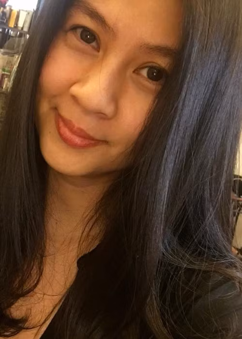 “Tôi suy sụp, òa khóc và tự hỏi tại sao cuộc đời thay đổi nhanh như thế. Từ một người chưa bao giờ ủi đồ, được gia đình chăm sóc như công chúa, tôi rơi vào cảnh quá khổ, bế tắc. Nhưng tôi phải tự nhủ mình phải cố gắng”, Kim Thư cho hay. Ảnh: FB Kim Thư