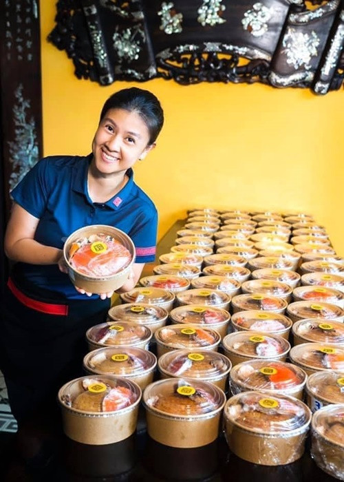 Mới đây, Kim Thư bất ngờ cho biết, thời gian qua, cuộc sống của cô không được yên ổn. Các chủ nợ của chồng cũ gọi điện thoại quấy rối, đe dọa tính mạng cô và hai con còn nhà hàng của Kim Thư bị ném mắm tôm. Ảnh: FB Kim Thư