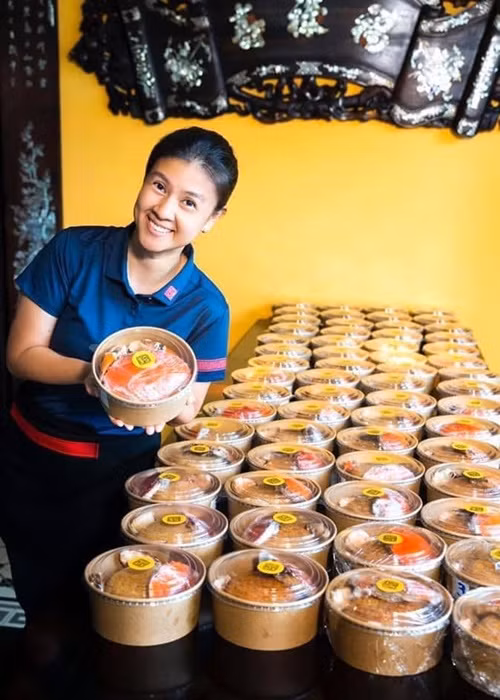 Mới đây, Kim Thư bất ngờ cho biết, thời gian qua, cuộc sống của cô không được yên ổn. Các chủ nợ của chồng cũ gọi điện thoại quấy rối, đe dọa tính mạng cô và hai con còn nhà hàng của Kim Thư bị ném mắm tôm. Ảnh: FB Kim Thư