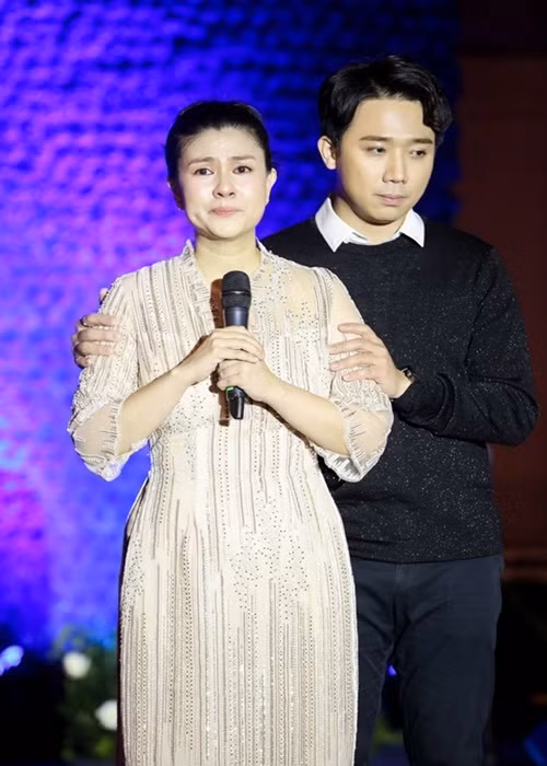 "Tôi cũng được xem như người có tất cả, đột ngột quay 180 độ, ngoài việc đối mặt với những vấn đề khách quan như tiền bạc, đối mặt với các chủ nợ, cư xử với dư luận, công việc... còn là áp lực từ bản thân mình giữa nhiều lựa chọn, cách ứng đối để làm sao giải quyết được những chuyện xảy ra mà tôi không phải hối hận”, Kim Thư tâm sự trên VTC. Ảnh: Vietnamnet