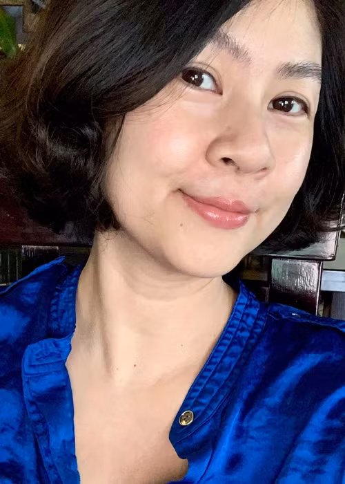 Với hai bàn tay trắng, không chỗ dựa, Kim Thư vất vả làm lại từ đầu. Cô bán xôi, cơm phần. Nữ diễn viên phải tự làm tất cả mọi công đoạn từ 3h sáng đến 6h chiều, quên cả ăn cơm. Kim Thư cũng tiết kiệm chi tiêu, không dám mua đồ hiệu suốt nhiều năm. Ảnh: FB Kim Thư