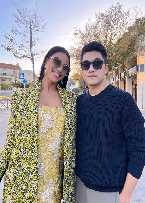 Sang Israel thi hoa hậu, Kim Duyên được Á hậu Hoàng My và CEO Trần Việt Bảo Hoàng (Giám đốc Quốc gia Miss Universe tại Việt Nam) hỗ trợ.