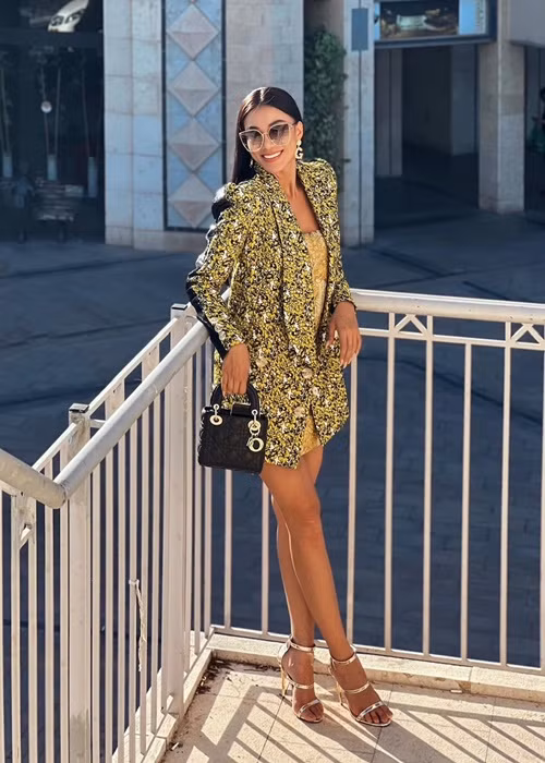 Kim Duyên cầm trên tay túi Dior có giá gần 100 triệu đồng.